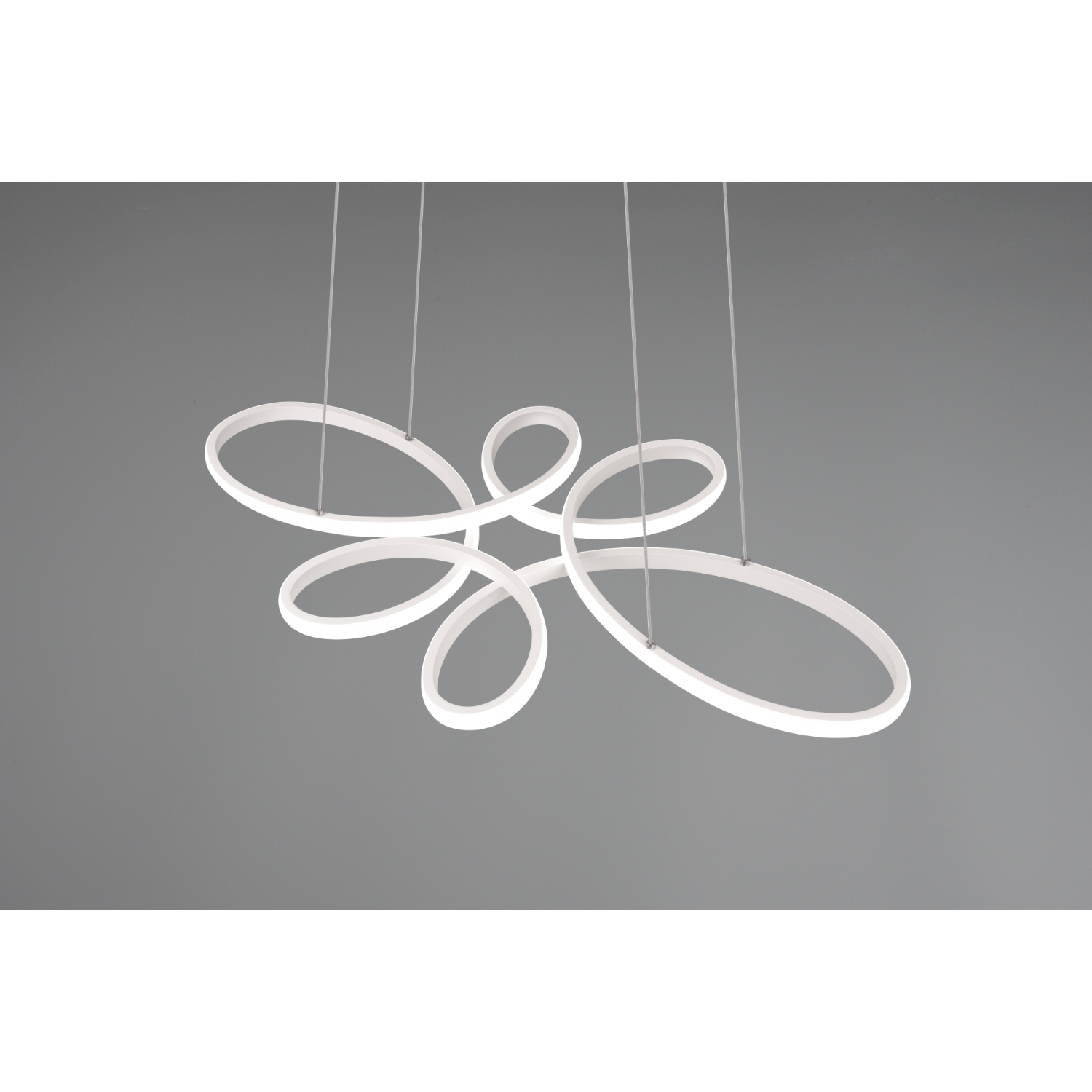 Lampada a sospensione bianca e astratta con design ad anello, appesa su sfondo grigio.