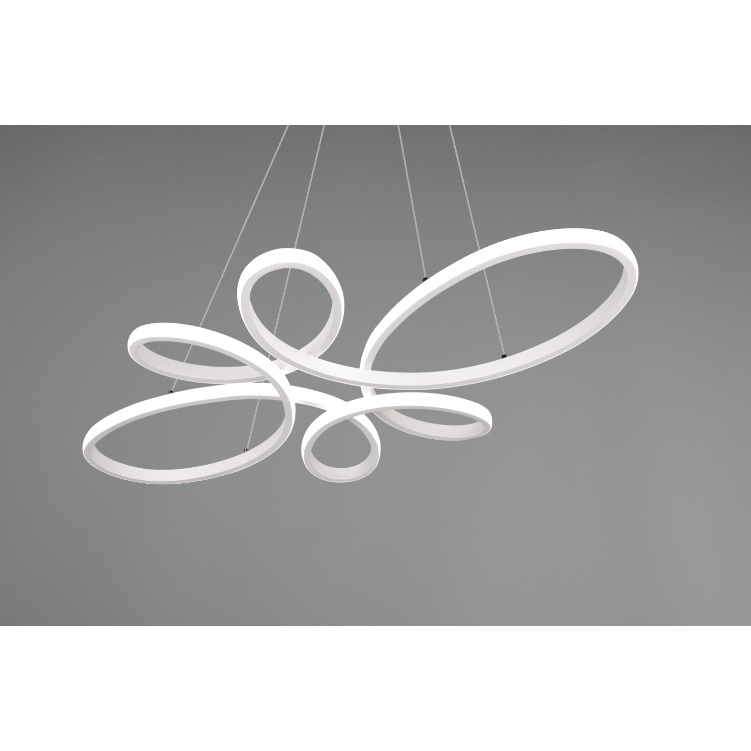 Lampada da soffitto bianca e astratta con forme ad anello multiple, appesa.