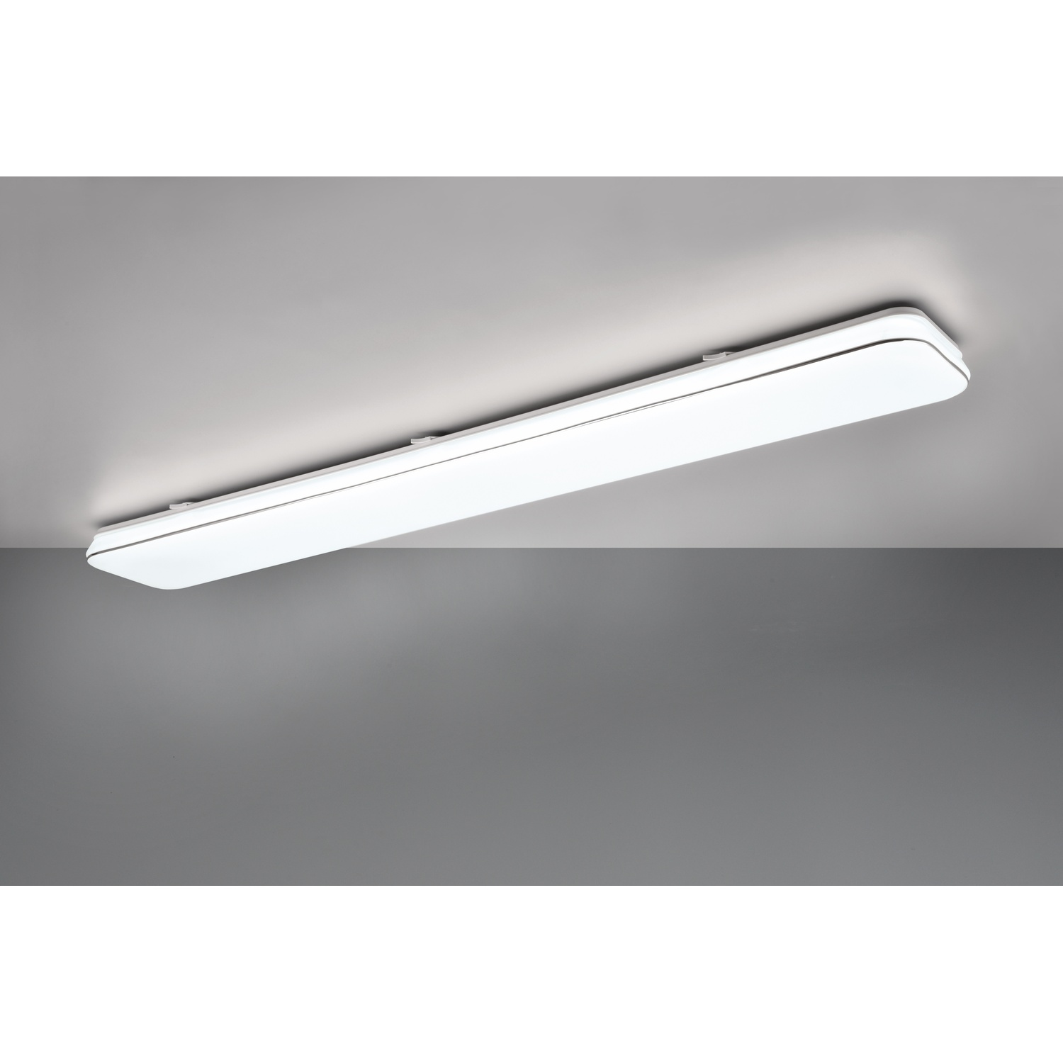Un apparecchio di illuminazione a soffitto rettangolare bianco. È montato su un soffitto grigio.