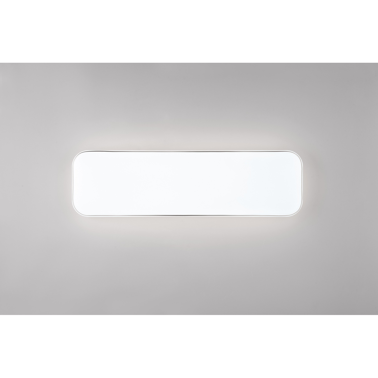 Lampada rettangolare luminosa su muro grigio.