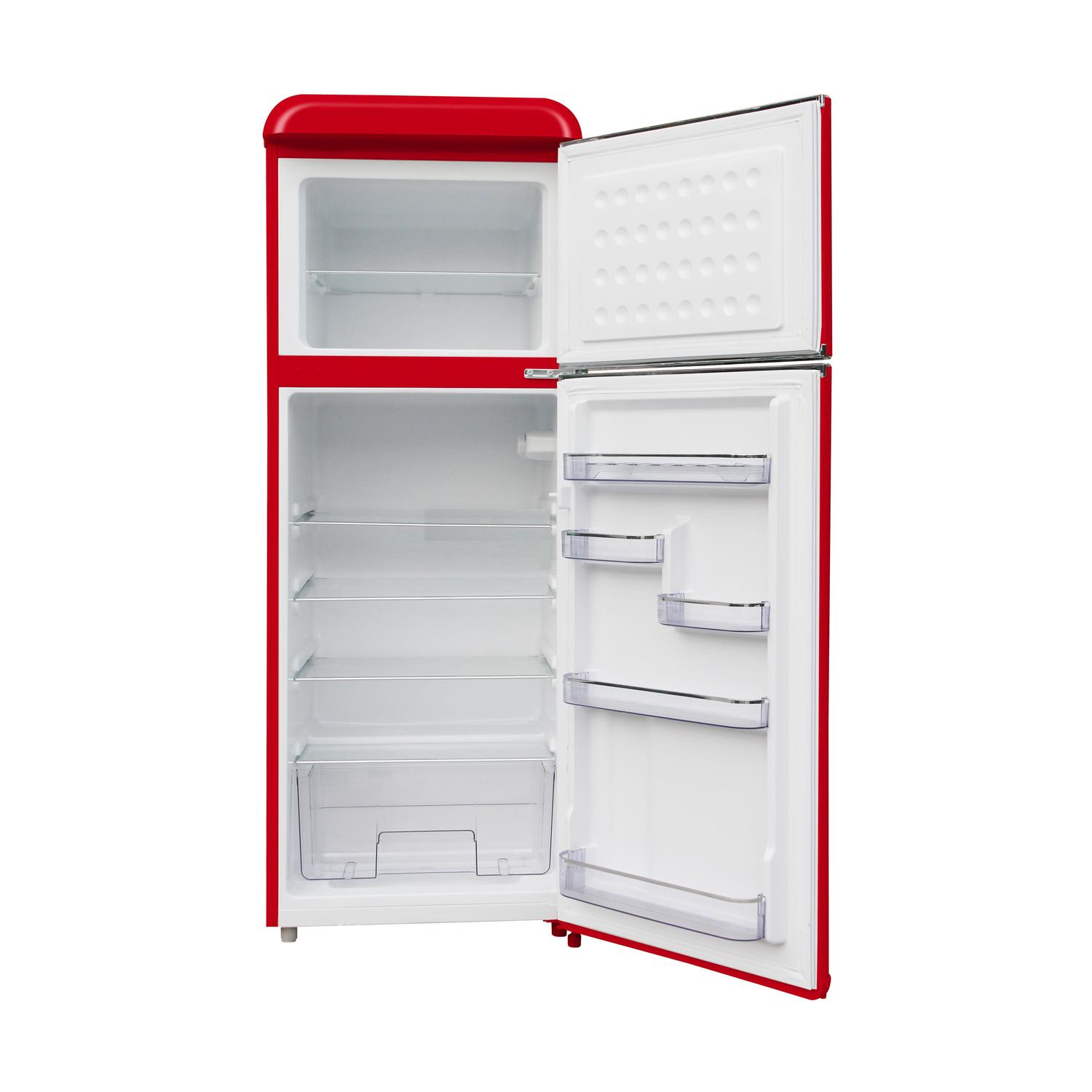 Frigorifero retrò rosso con porta aperta, mostra ripiani e scomparti. Interno bianco, isolato su bianco.