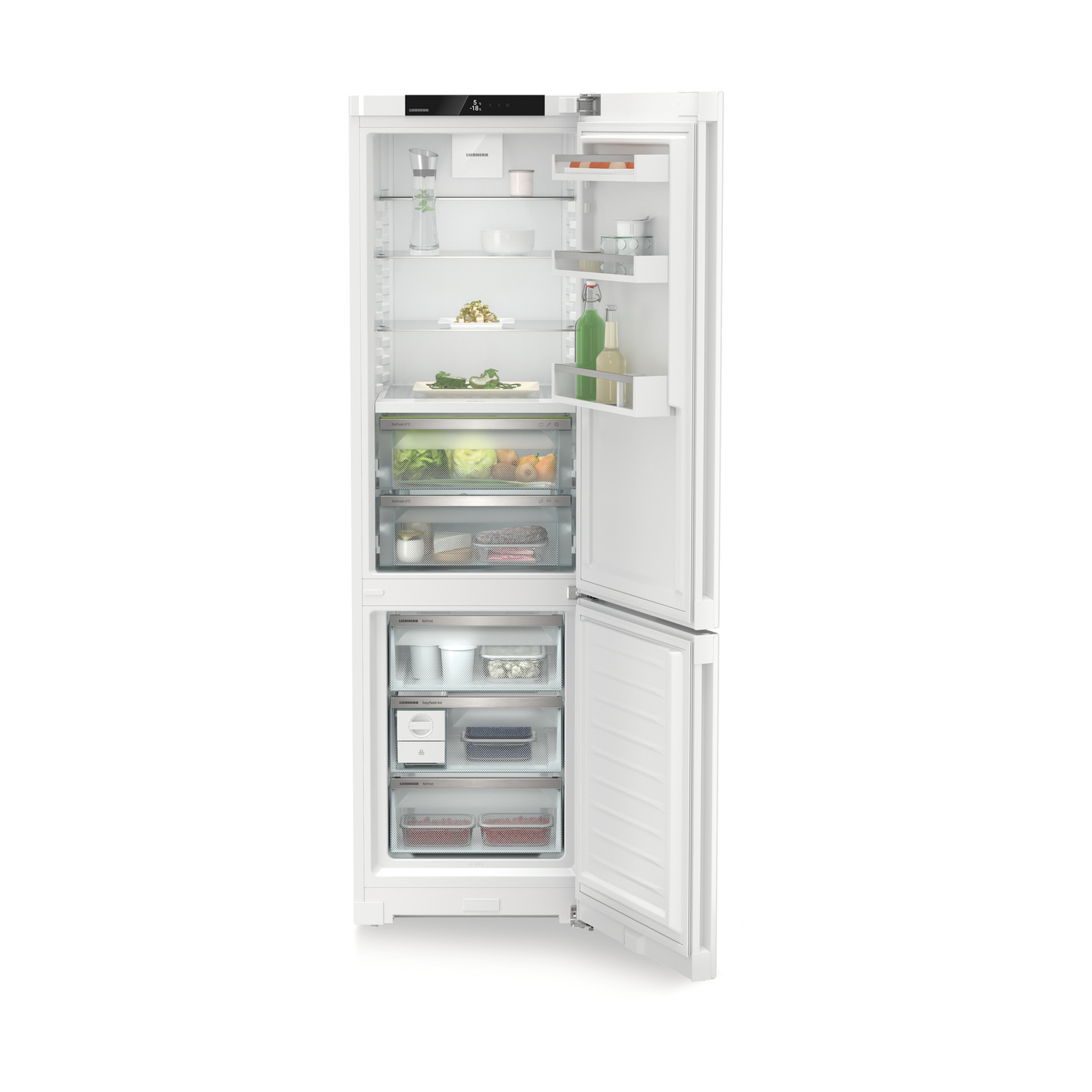 Frigorifero bianco con la porta aperta. Vari alimenti sono all'interno del frigorifero.