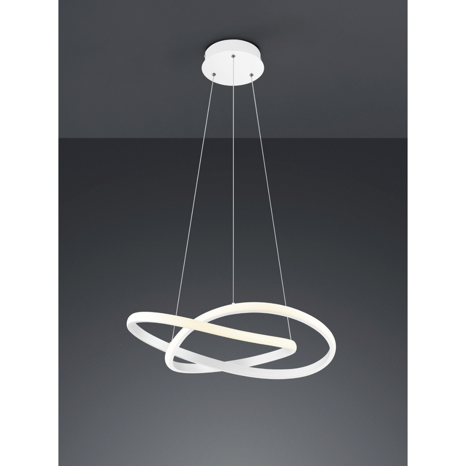 Lampada a sospensione bianca moderna con due anelli luminosi circolari che si intersecano. Sfondo grigio scuro.