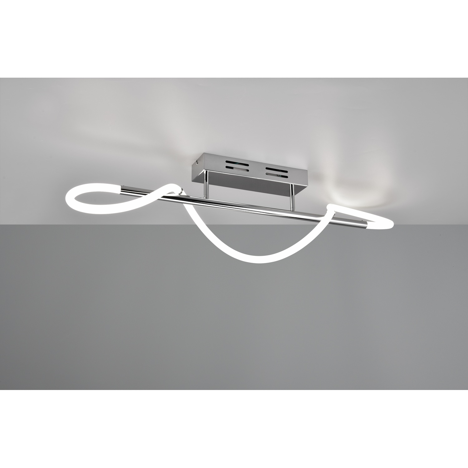 Lampada da soffitto moderna con design curvo.