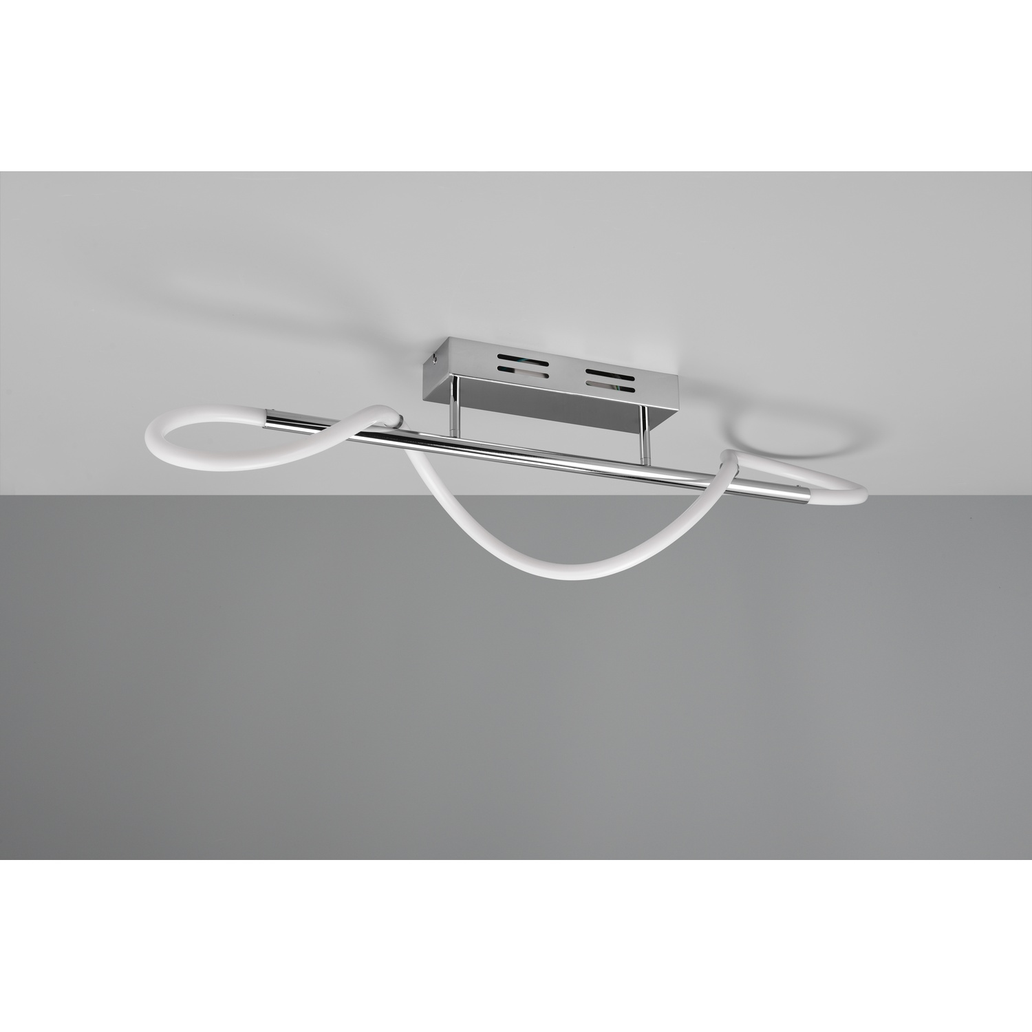 Apparecchio di illuminazione a soffitto con base argentata ed elementi luminosi bianchi curvi.