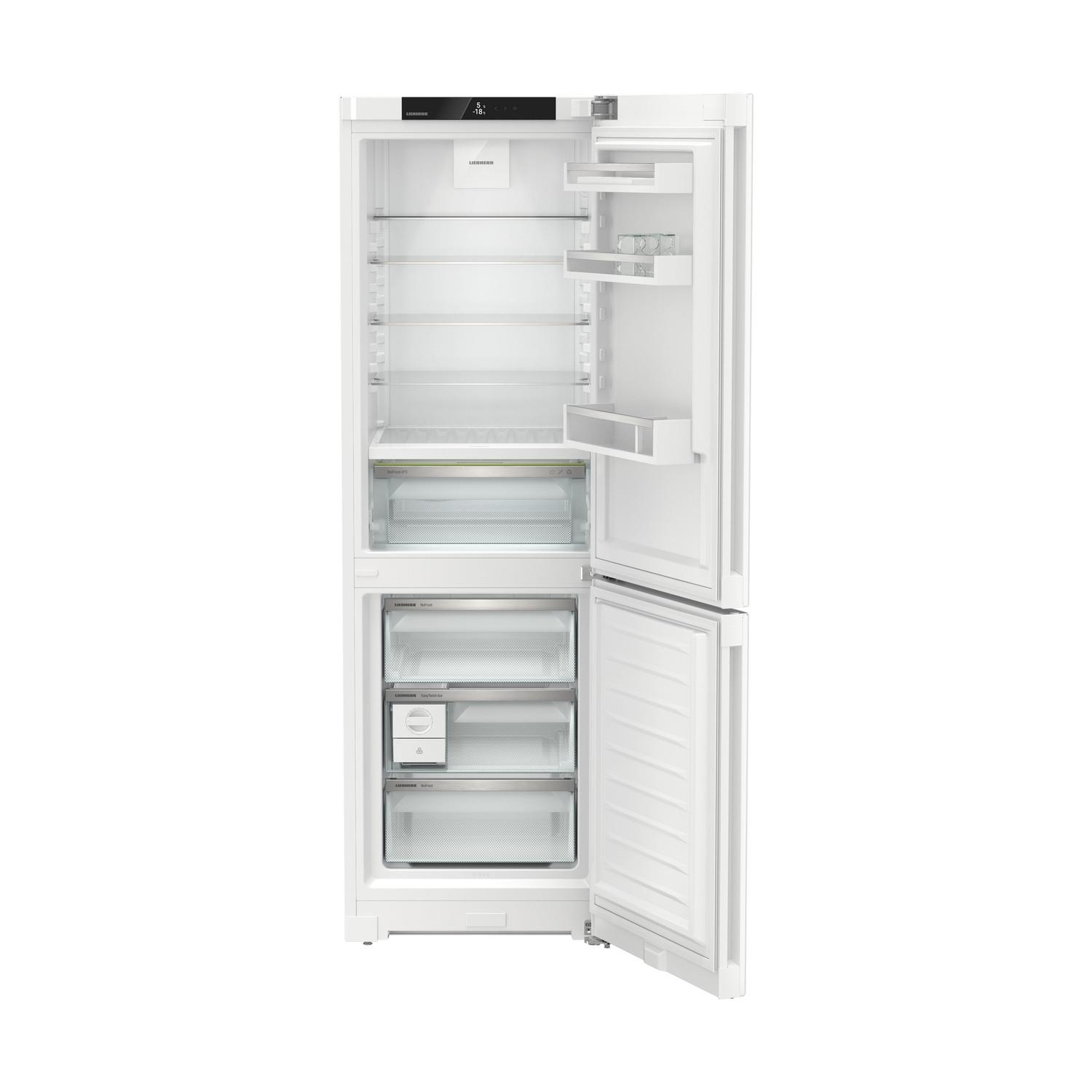 Un frigorifero bianco con le porte aperte, che rivela ripiani e cassetti all'interno.