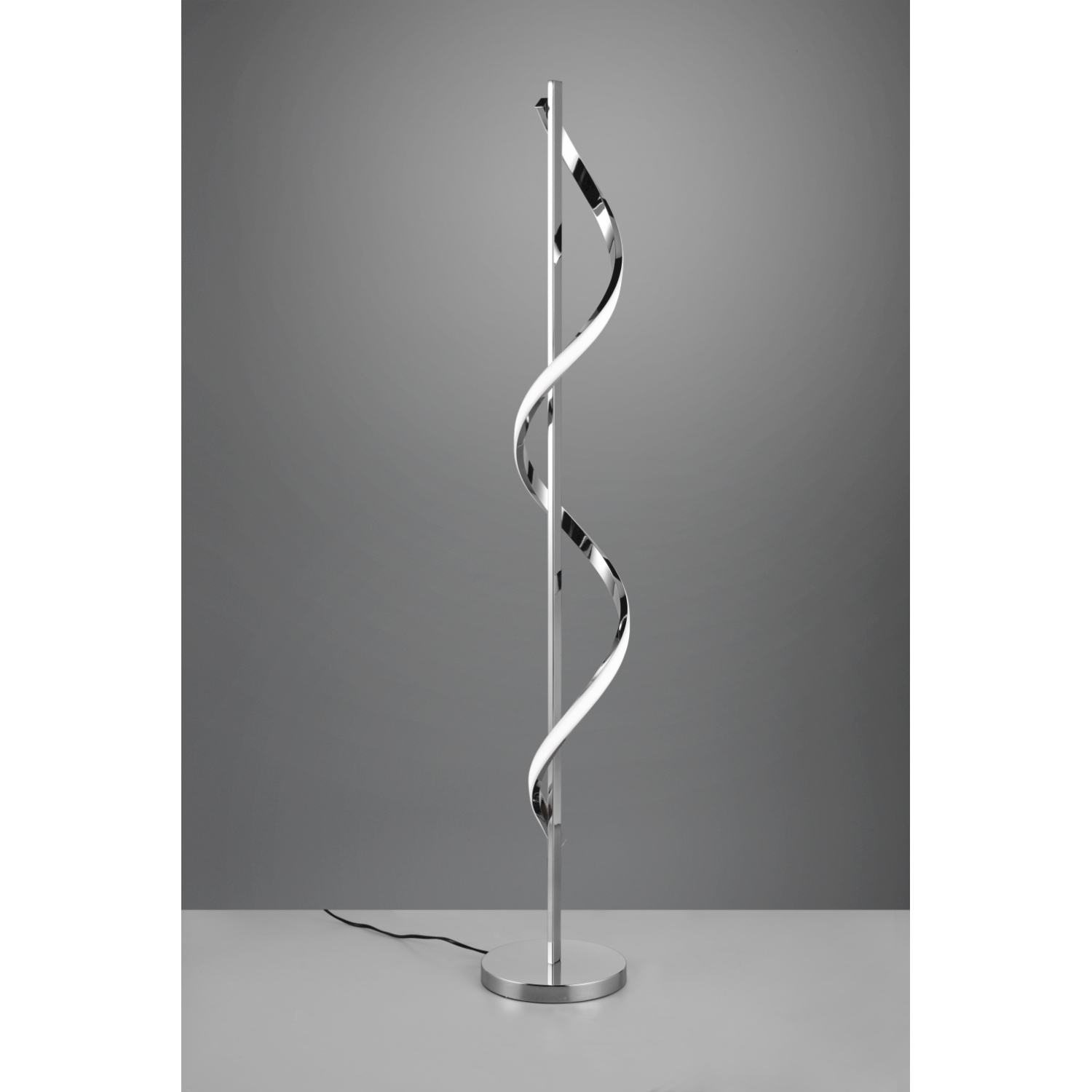 Una lampada da terra argentata con un design a spirale, sfondo grigio.
