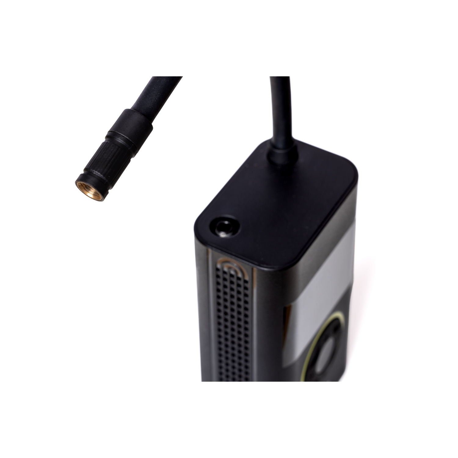 Dispositivo nero con porta e connessione antenna. Sfondo bianco.