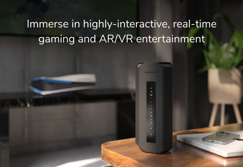 Schwarzer Router auf einem Holztisch mit Text über AR/VR-Gaming. Hintergrund mit Fernseher und Pflanze.