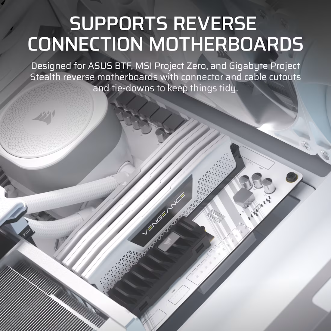 Nahaufnahme eines Computerinneren mit weißen RAM-Riegeln, einem Motherboard und einer Kühlkomponente.