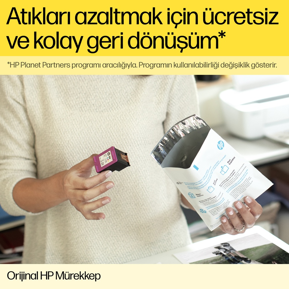 Bir kadın mürekkep kartuşu ve bir zarf tutuyor, arka planda bir yazıcı var. Metin ve HP logosu görünür.