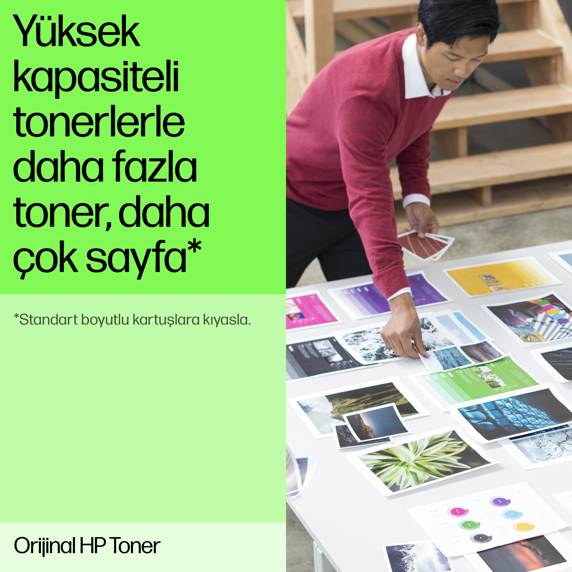 Adam, beyaz bir masa üzerinde renkli baskıları düzenliyor, metin yerleşimi ile.