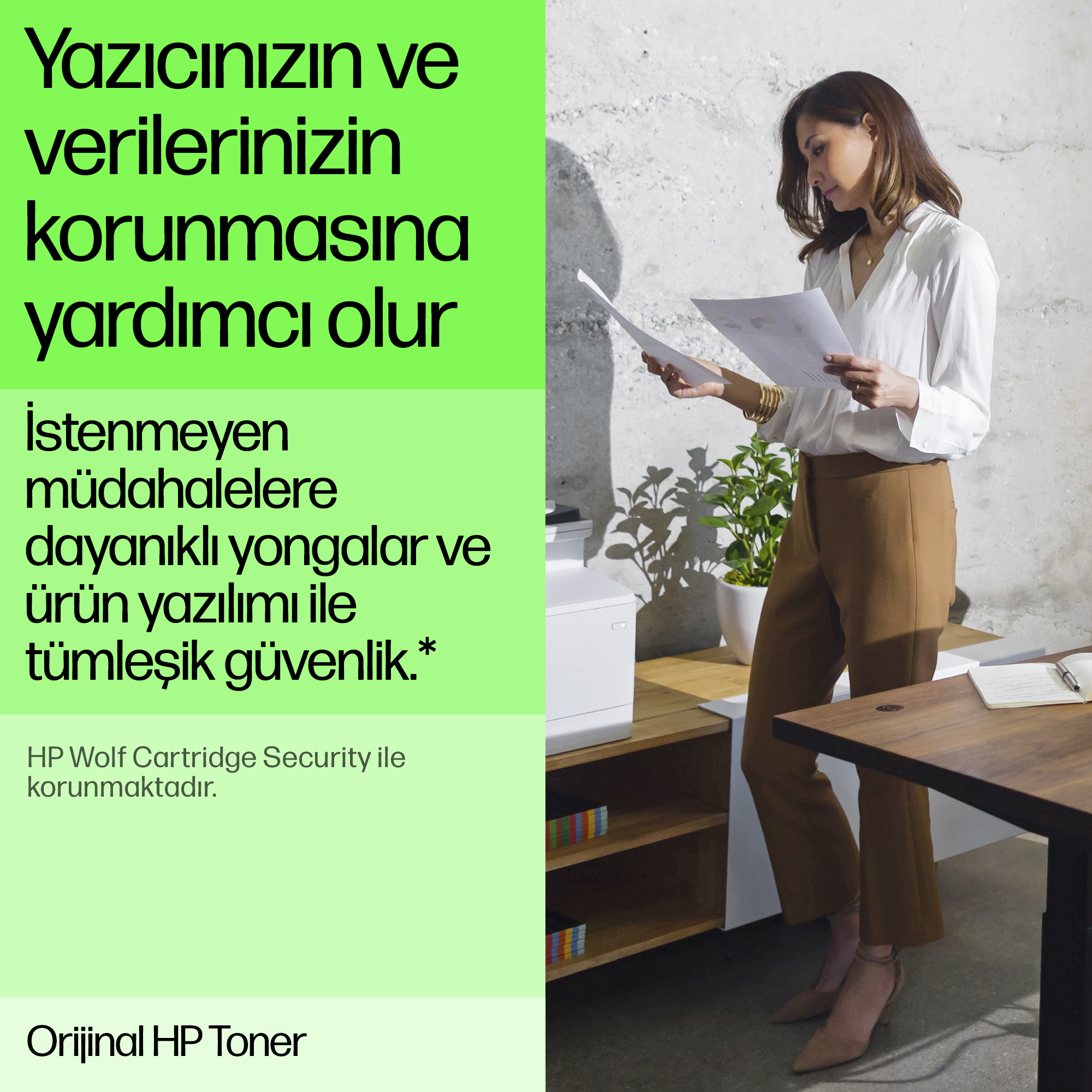 Ofiste kağıt okuyan kadın, yazıcı güvenliği ve orijinal toner hakkında metin.