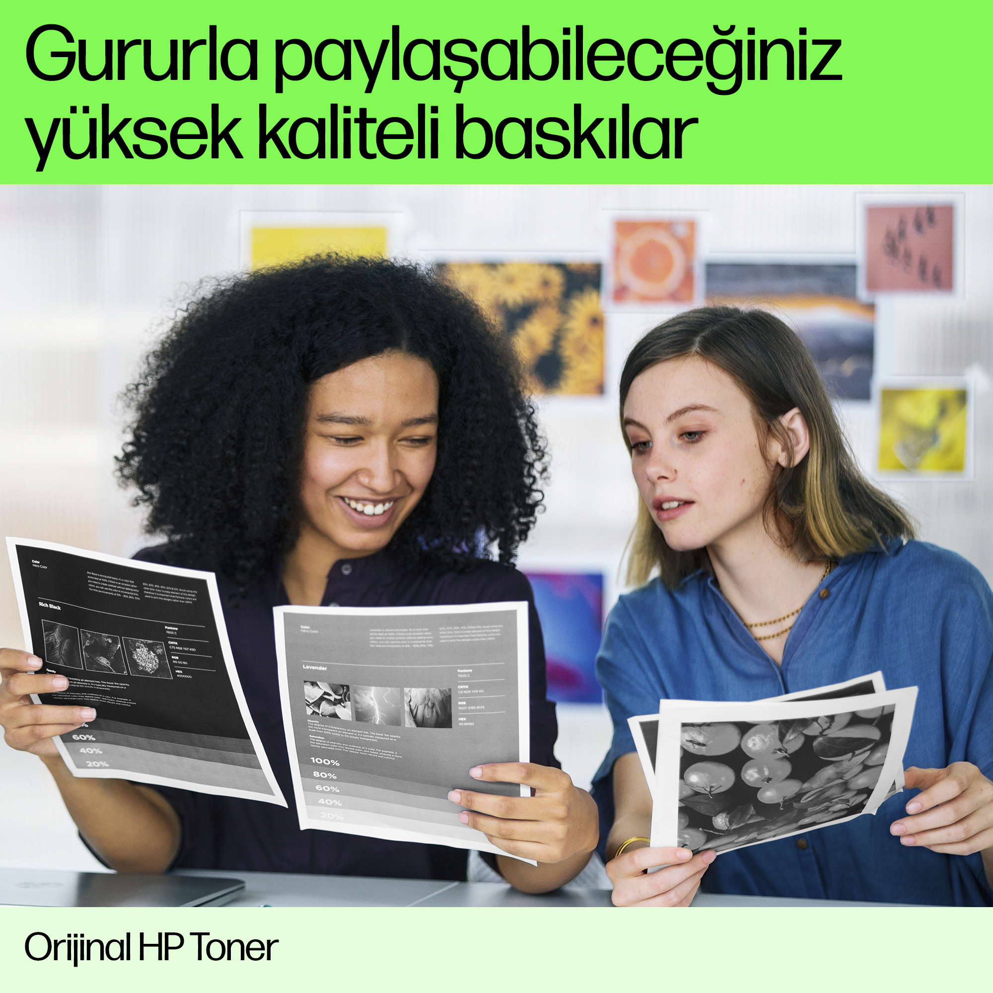 İki kadın siyah beyaz baskılara bakıyor. HP logosu görünür ve metin Türkçe.