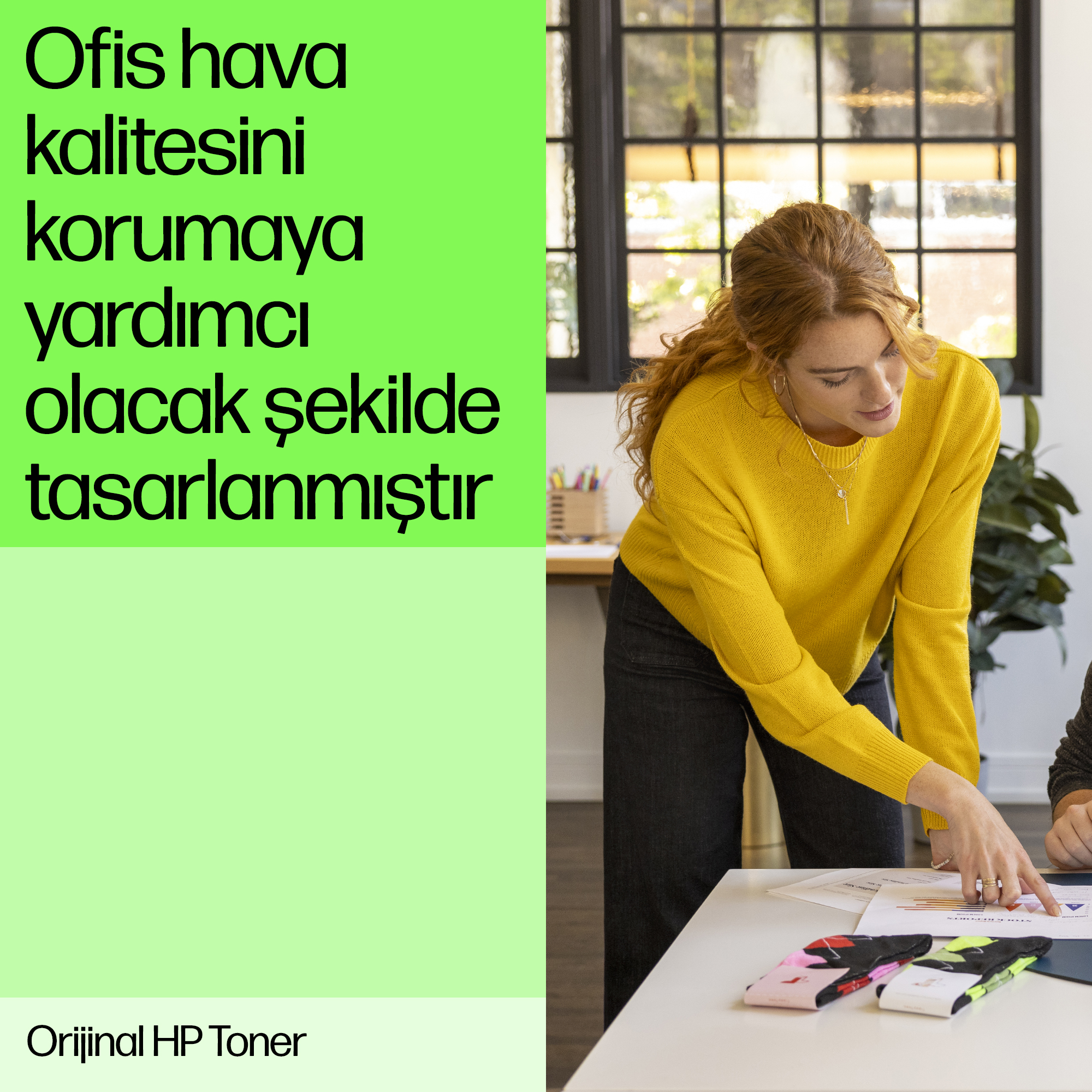 Bir kadın, bir masada kalemler ve kağıtlarla belgelere işaret ediyor. Türkçe metin ve HP logosu görünür.