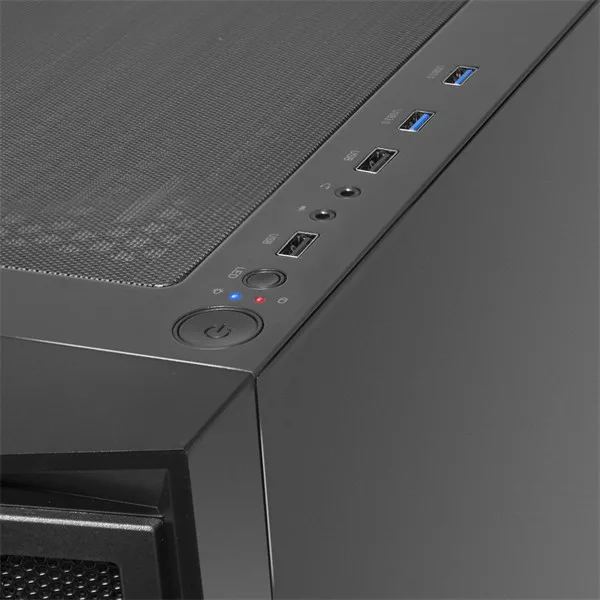 Egy számítógép házának közeli képe bekapcsológombbal, USB portokkal és LED jelzővel.