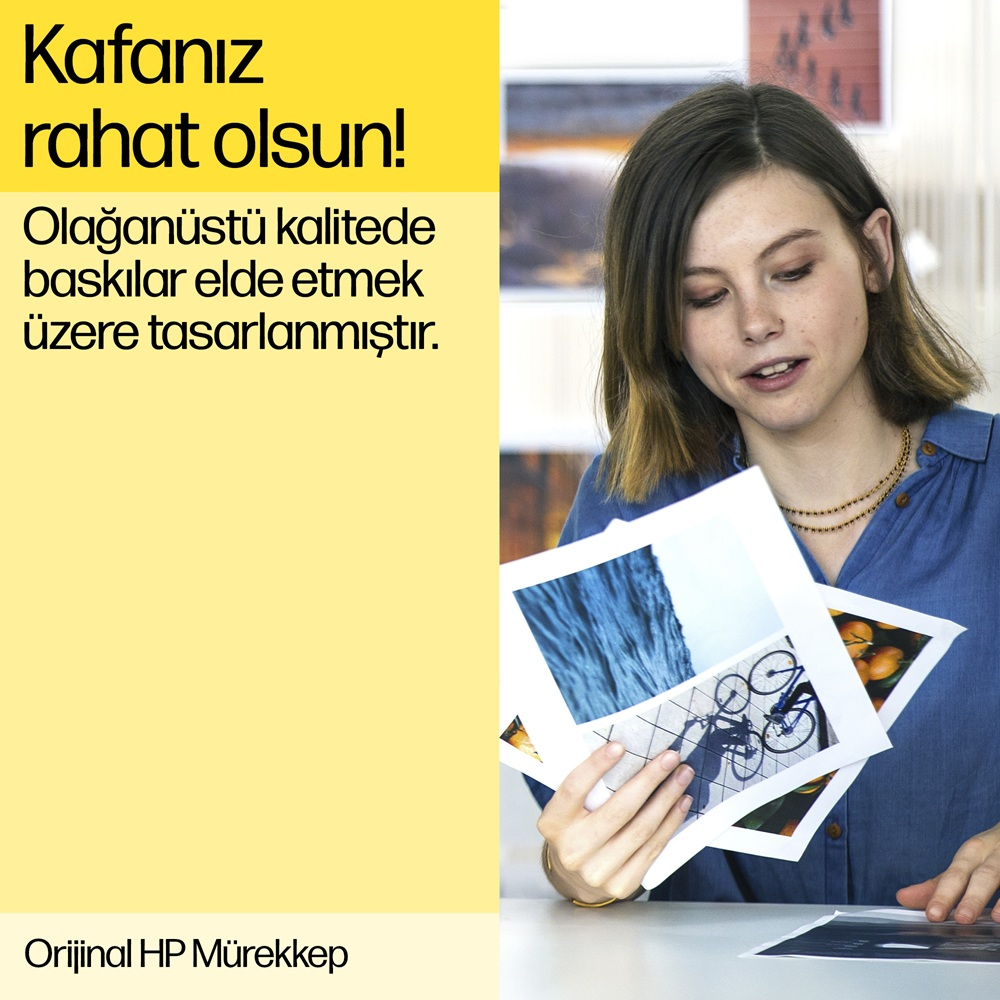 Kadın, sarı bir arka plan üzerinde metin yerleşimi ile baskılara bakıyor.