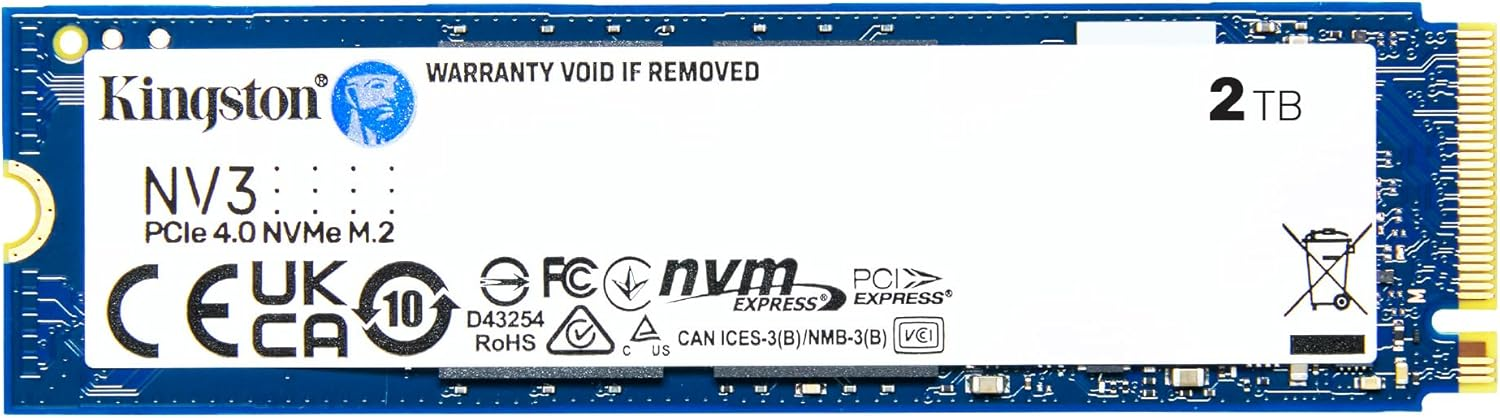 Una SSD Kingston NV3 de 2TB azul y blanca con etiquetas y marcas.