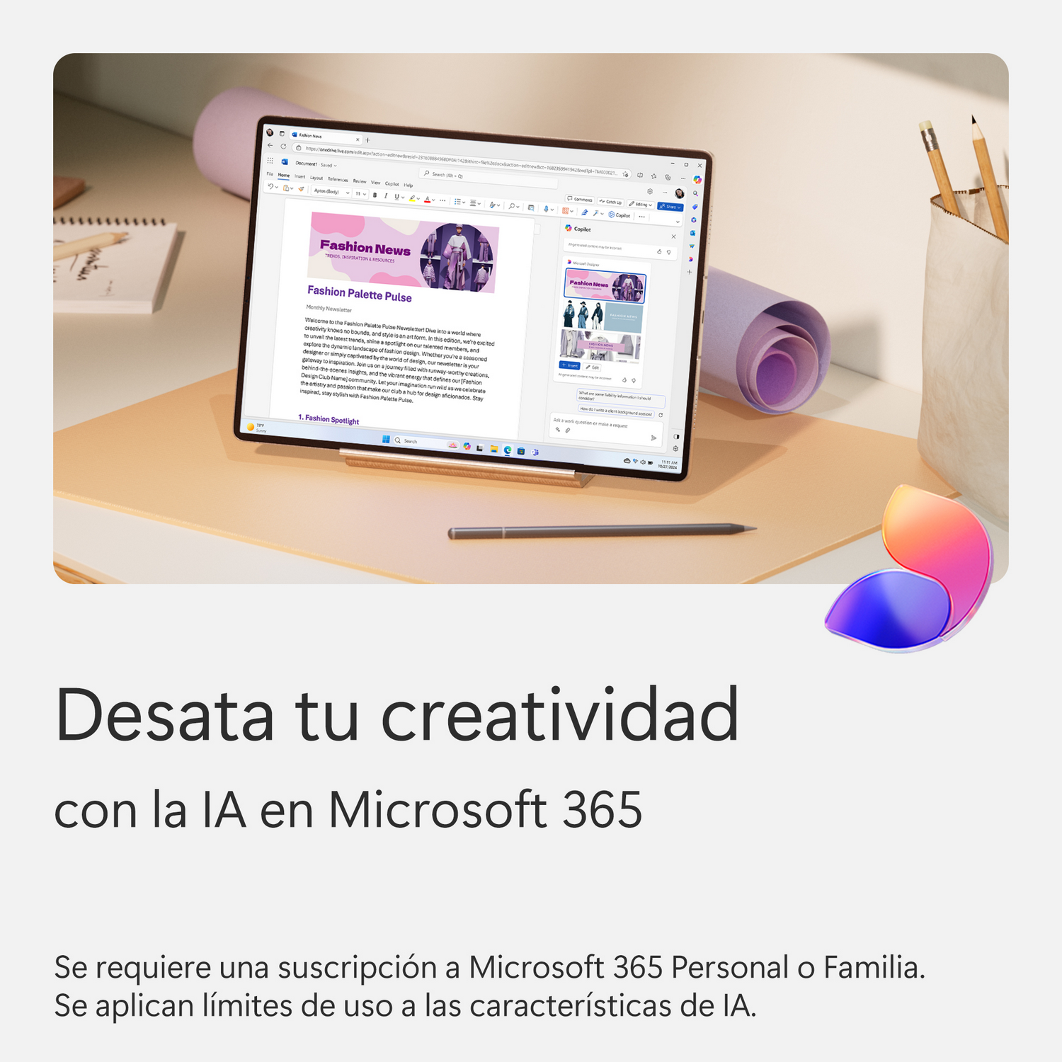 Una tableta que muestra el sitio web 'Fashion News' con un bolígrafo, un rollo y un logotipo. Texto en español.