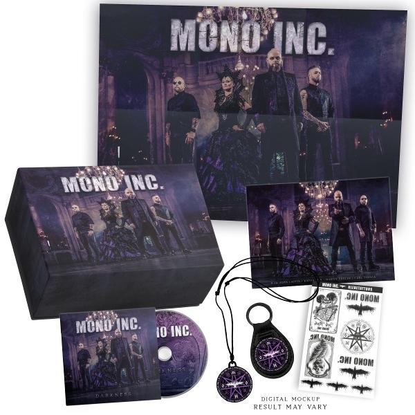 Verschiedene Mono Inc. Alben und Merchandise, einschließlich CDs, Box-Sets und einer Halskette.