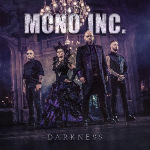 Albumcover einer Band namens Mono Inc. mit vier Personen vor einer Bühne.
