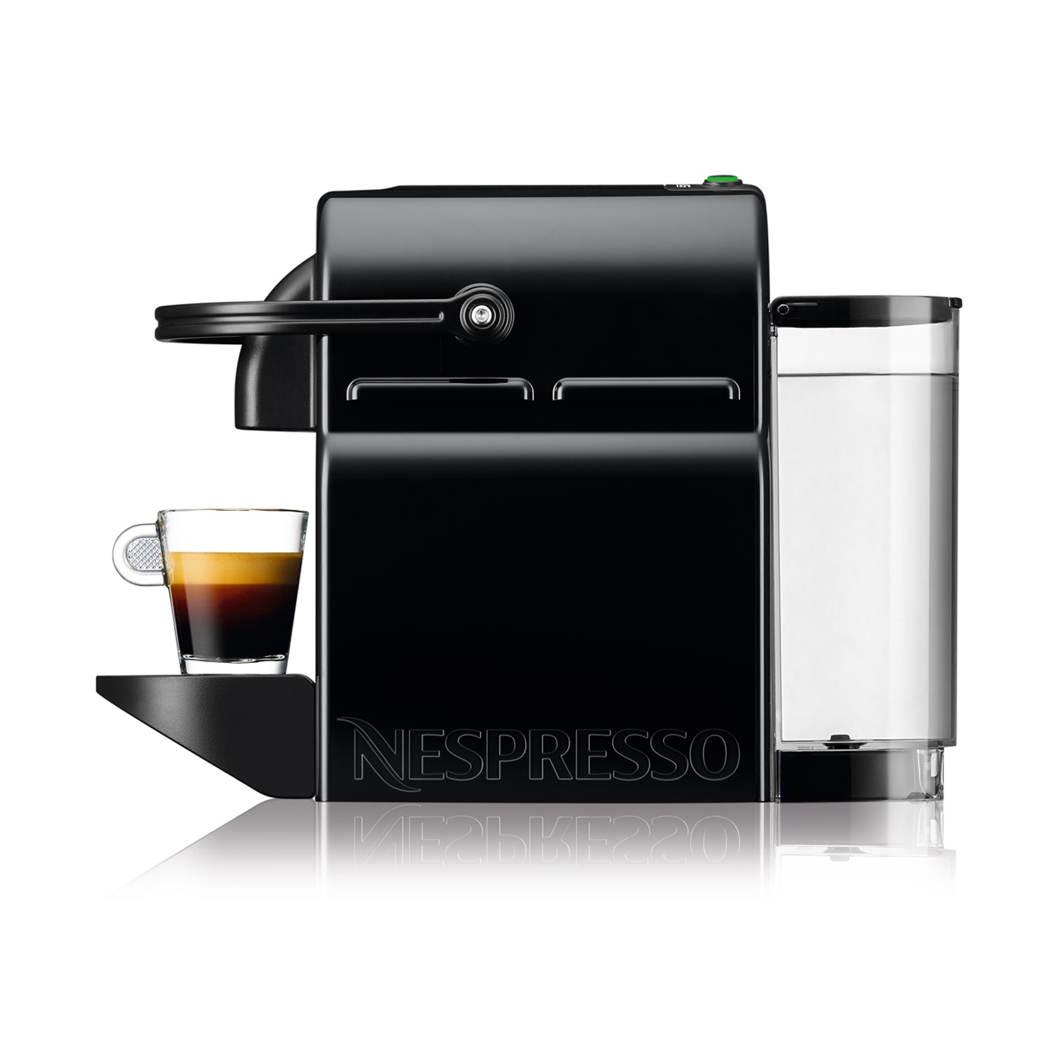 Una macchina Nespresso nera con un bicchiere di espresso e un serbatoio dell'acqua. Sfondo bianco.