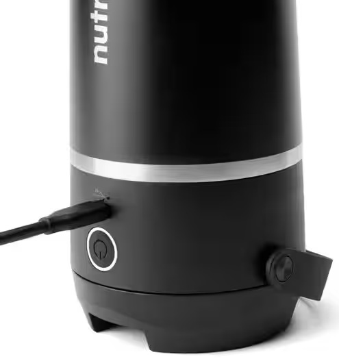 Czarny przenośny blender z portem ładowania i przyciskiem zasilania.