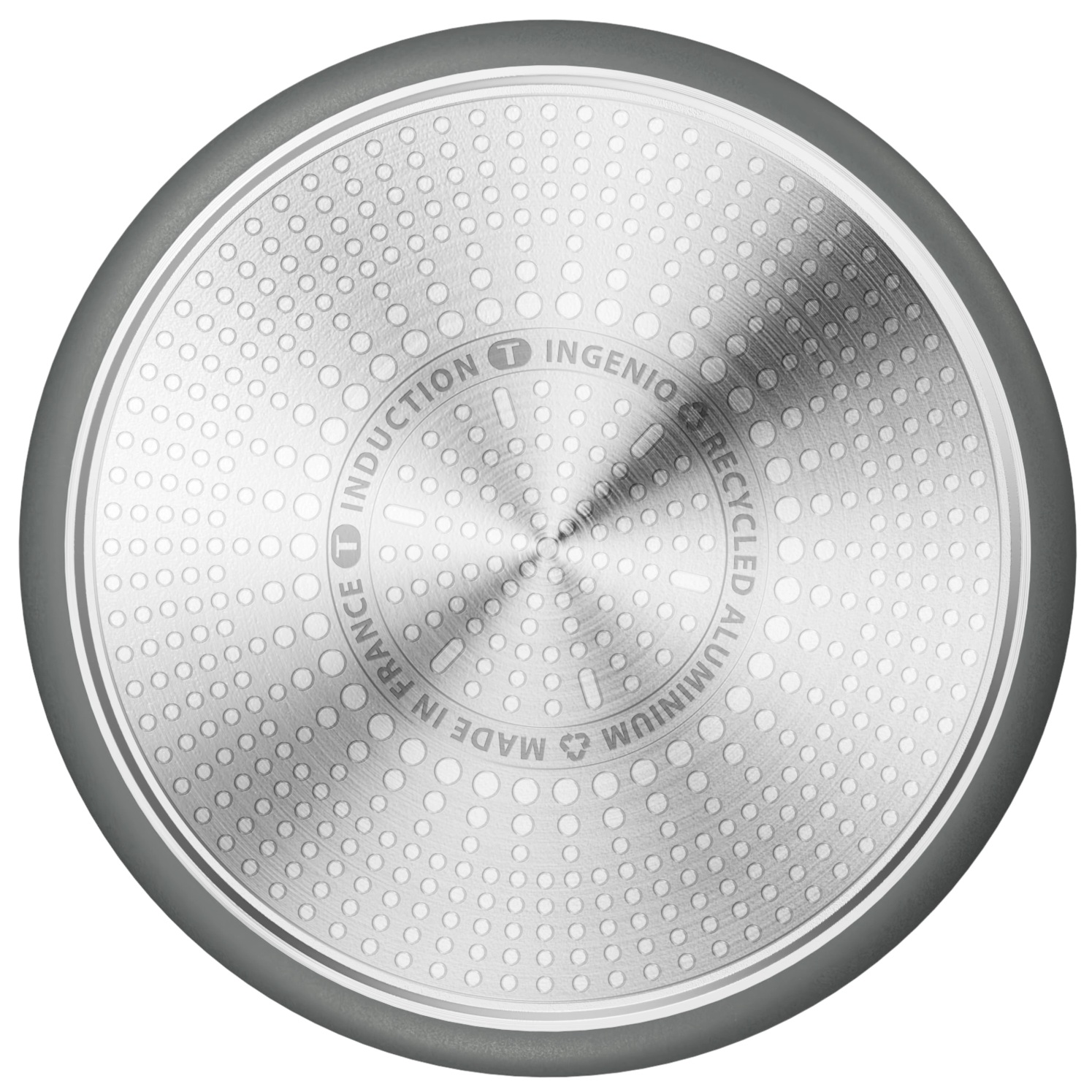 Zbliżenie na spód szarej patelni z okrągłym wzorem i tekstem wskazującym na indukcję i recykling.
