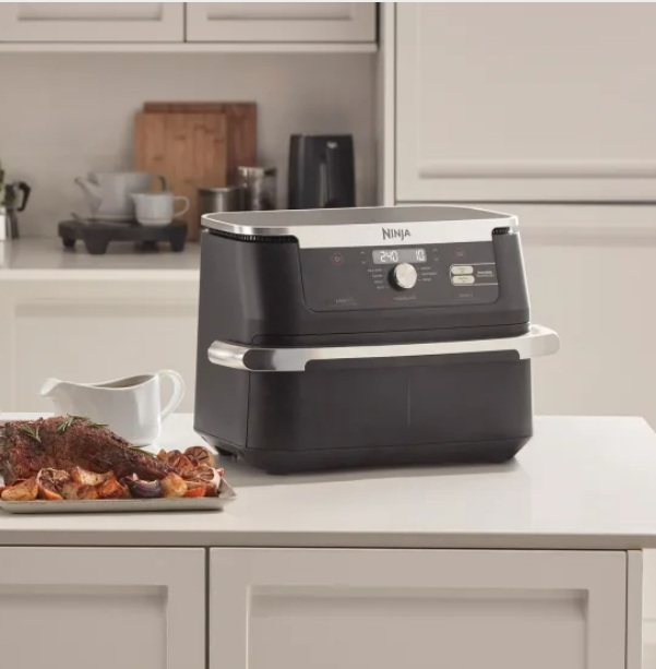 Niebieski kabel USB-C z wtyczką USB-C na końcu na czarnym tle.