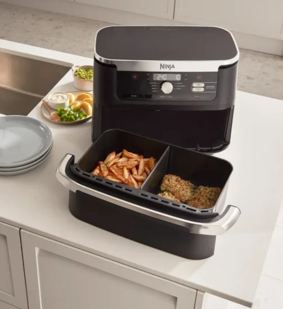 Zbliżenie pomarańczowego kabla USB-C na czarnym tle.