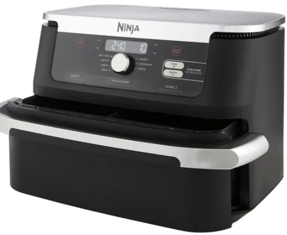 Czarna frytkownica beztłuszczowa Ninja z cyfrowym sterowaniem. Tło jest białe.