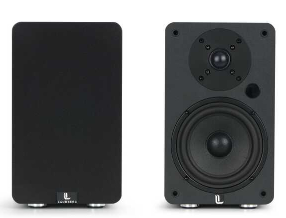 Dwa czarne głośniki. Jeden ma osłonę głośnika, drugi ma widoczne komponenty.