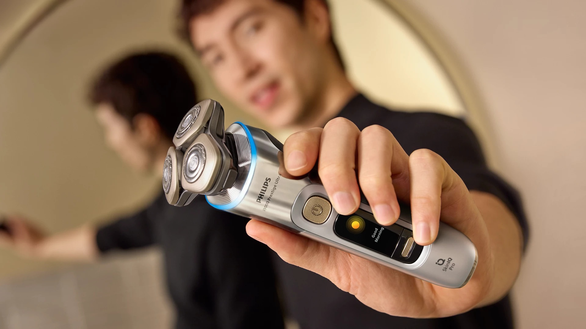 Mężczyzna trzymający golarkę Philips, zbliżenie.