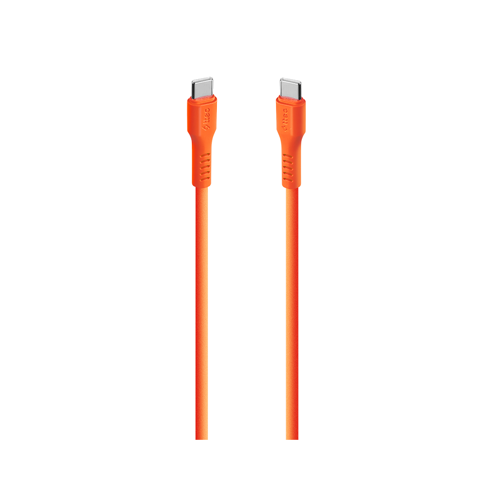Yan yana iki turuncu USB-C kablosu. Konektörler her iki uçta da görülebilir.