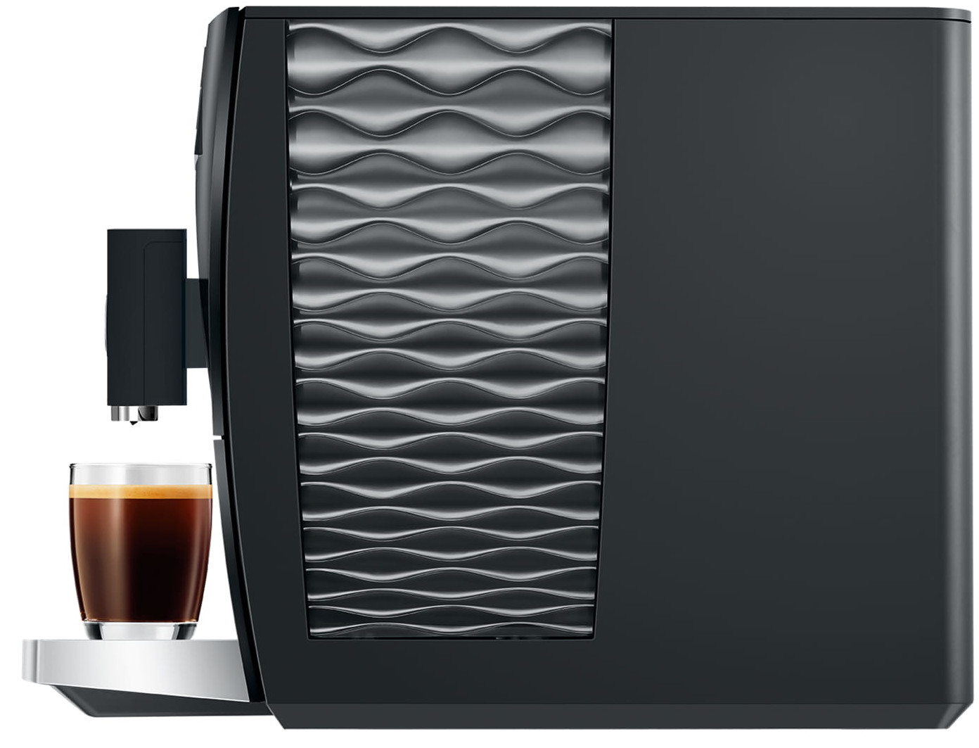 Czarny ekspres do kawy ze szklanką kawy. Ma elegancki design i srebrną tacę.