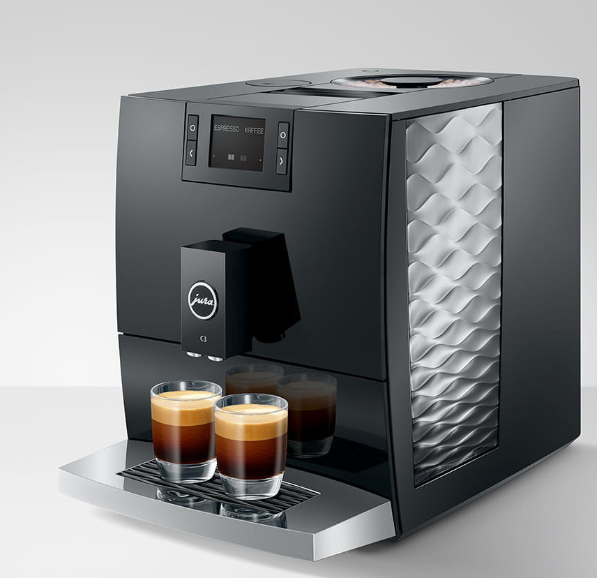Czarny ekspres do kawy Jura C3. Dwie szklanki z espresso stoją na srebrnej tacce.