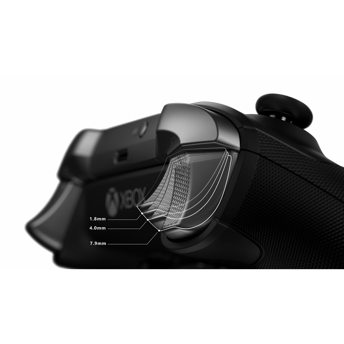 Primer plano de un mando Xbox negro, destacando el agarre y los detalles texturizados.