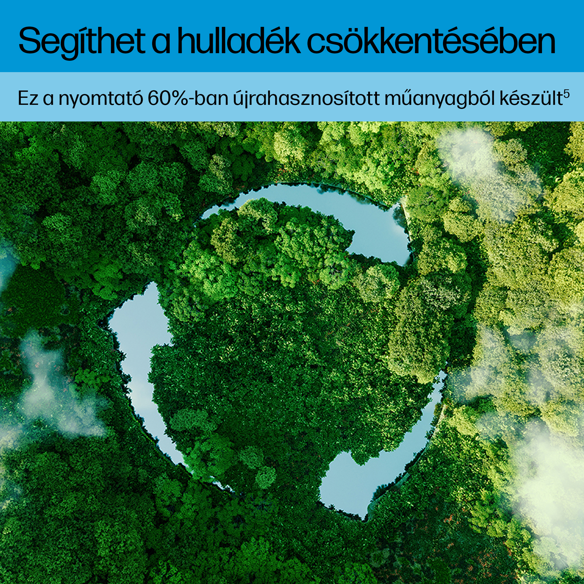 Madártávlatból egy erdő és egy tó által formált újrahasznosítási szimbólum.