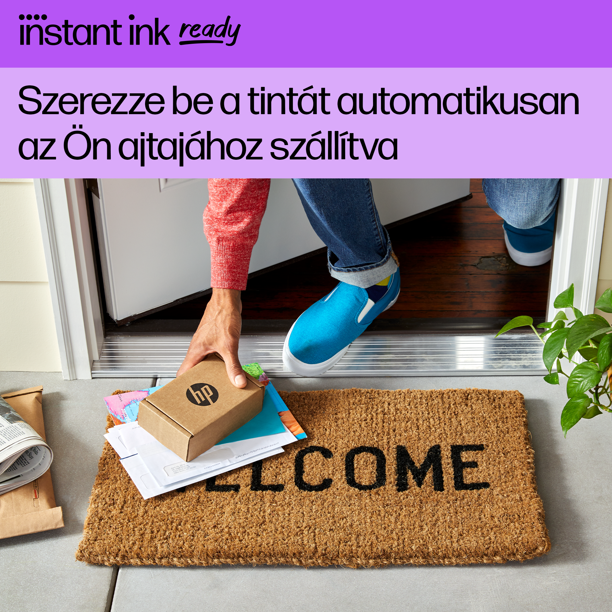 Egy személy HP nyomtatófesték csomagot kap az ajtajában.