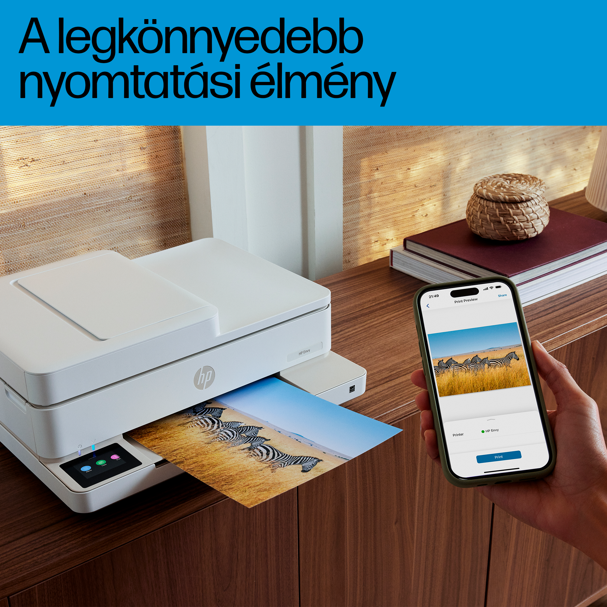 Egy fehér grafikus kártya három ventilátorral és színes fényekkel.