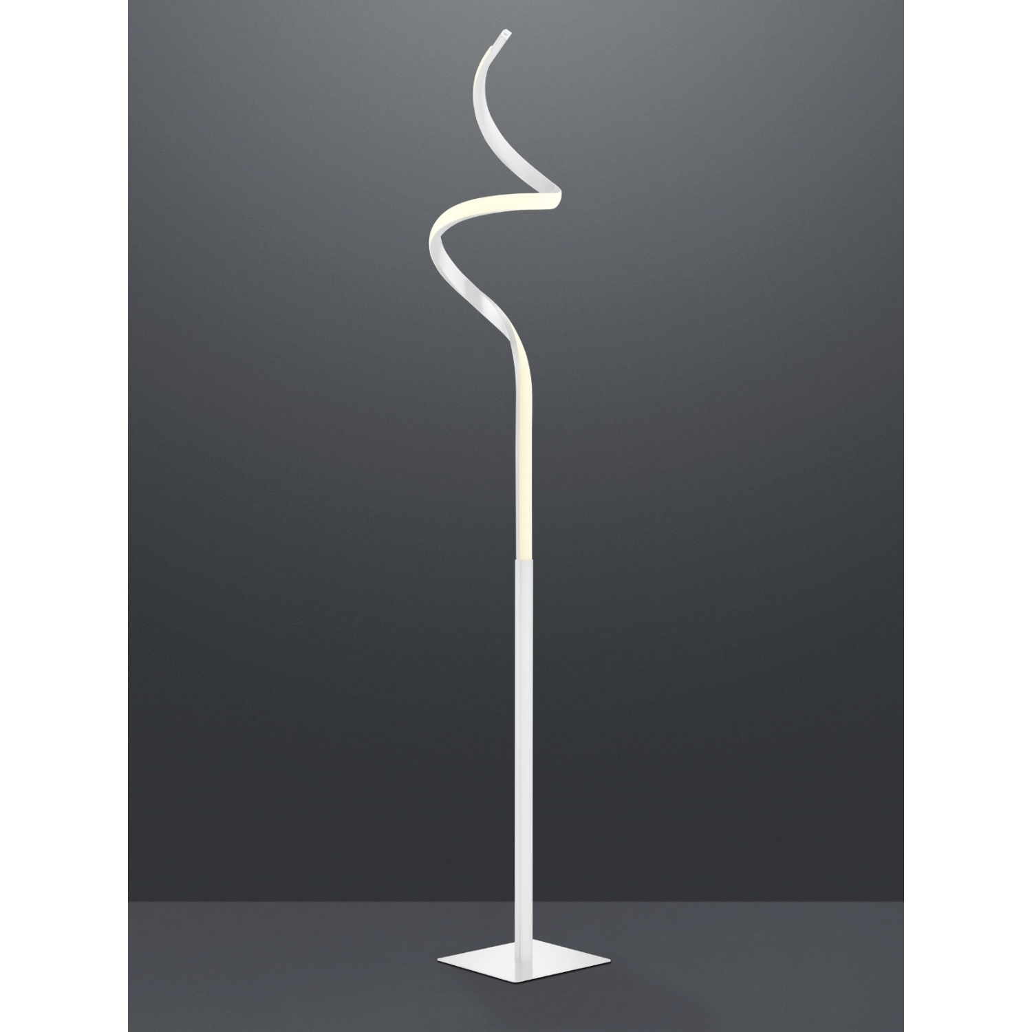 Una lampada da terra bianca con un design curvo su sfondo grigio.