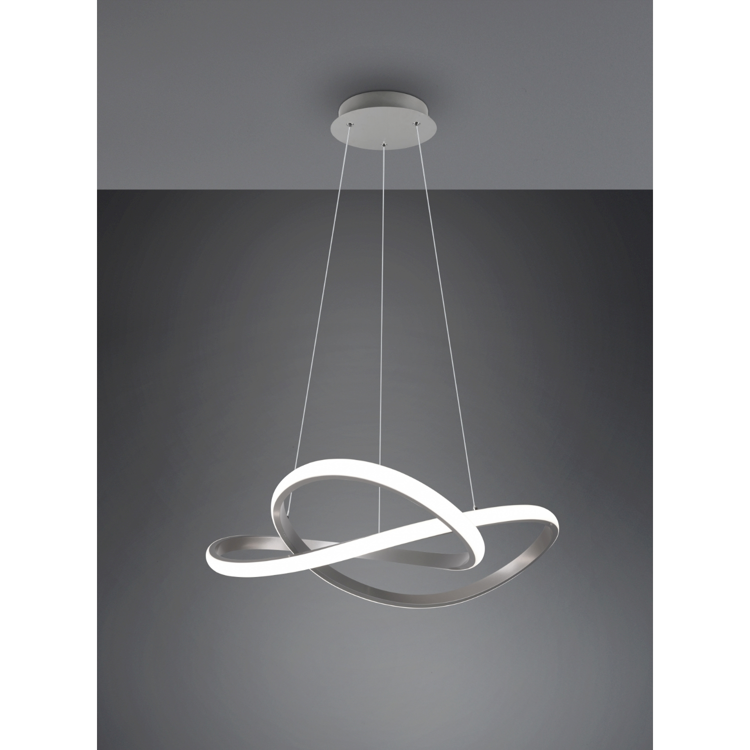 Lampada a sospensione moderna con base circolare bianca e design argentato ad anello.