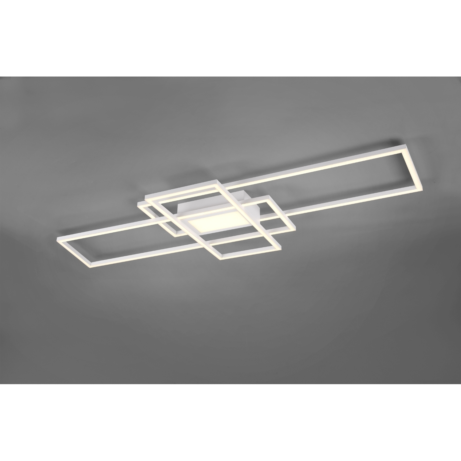 Una lampada da soffitto bianca, design geometrico con rettangoli. La lampada emette una luce soffusa.