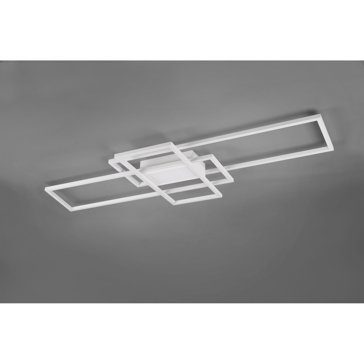 Lampada da soffitto bianca con design geometrico su sfondo grigio.