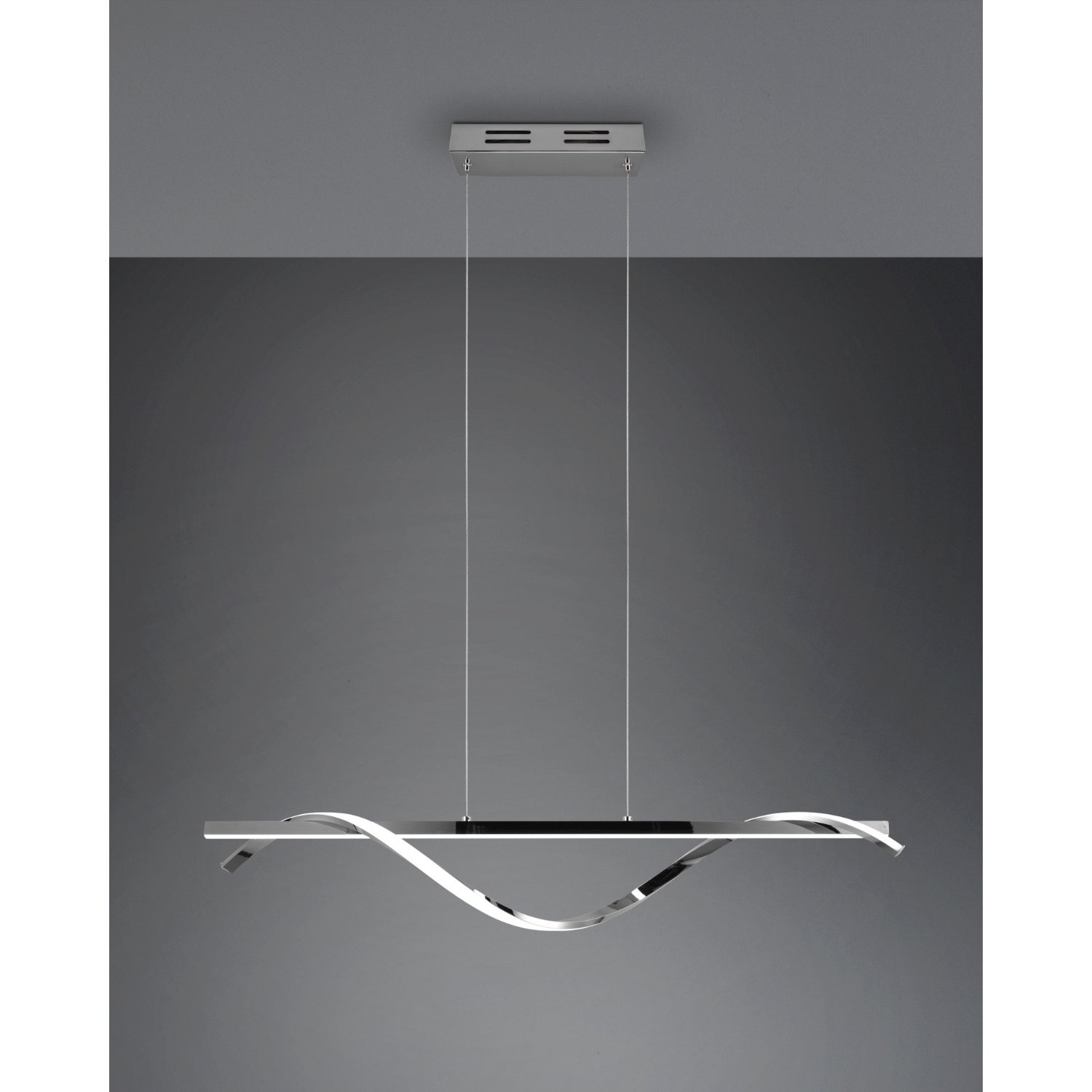 Lampada a sospensione argentata con design ondulato, appesa al soffitto. Sfondo grigio.