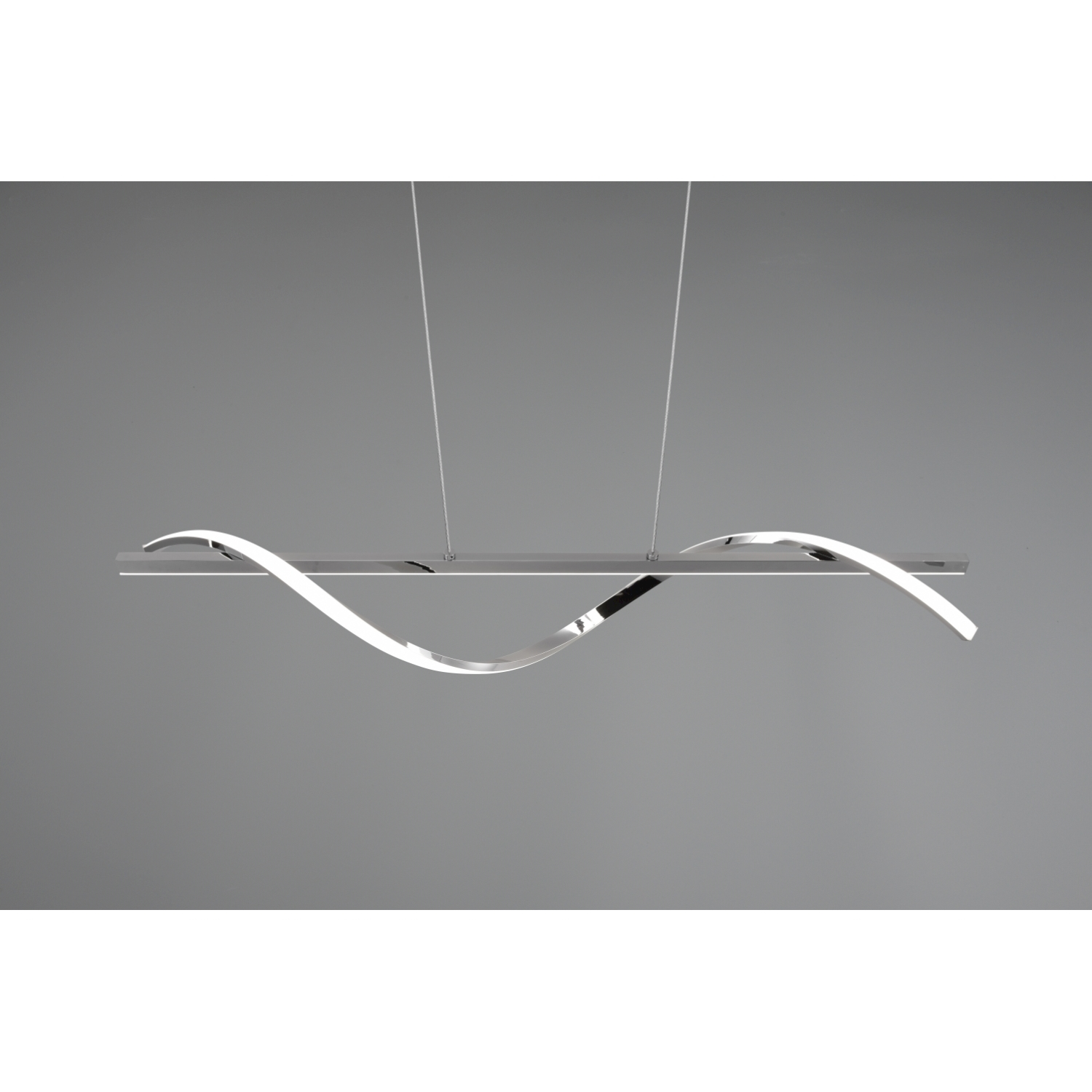 Moderno apparecchio di illuminazione ondulato cromato e bianco appeso al soffitto su sfondo grigio.