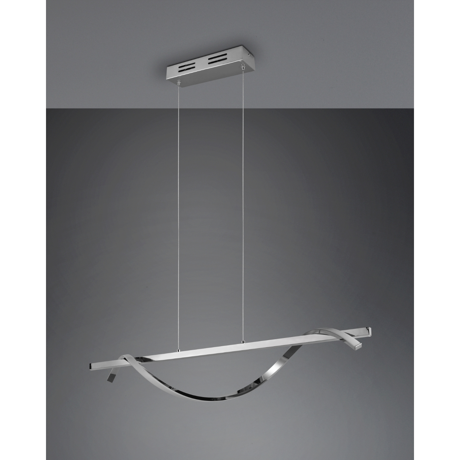 Un apparecchio di illuminazione argentato è appeso al soffitto. Ha una base rettangolare e un design curvo.