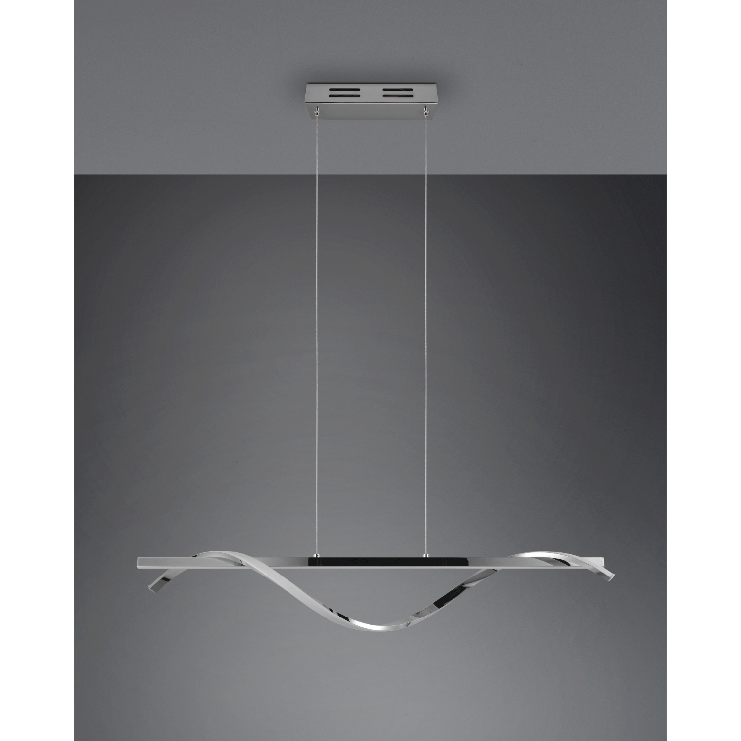 Una moderna lampada da soffitto in metallo argentato con un design a onda su sfondo grigio.