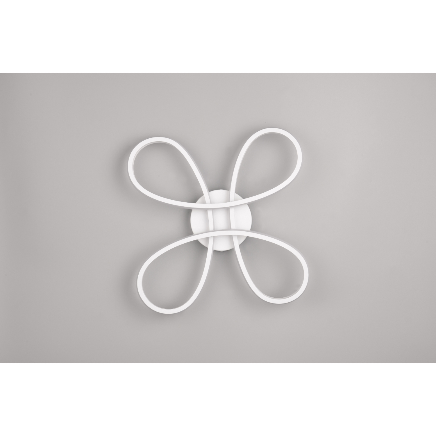 Lampada da soffitto bianca a forma di fiore a quattro petali. È montata su un soffitto grigio.