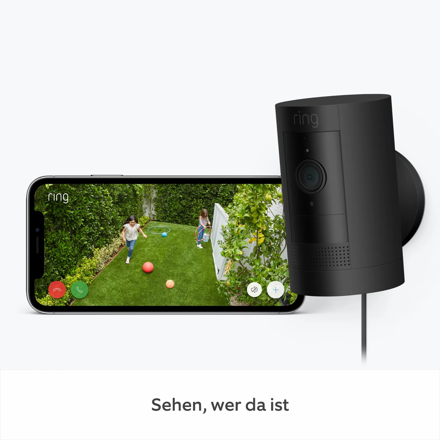Ein Mann und eine Frau in einem modernen Zuhause mit einem Ventilator.